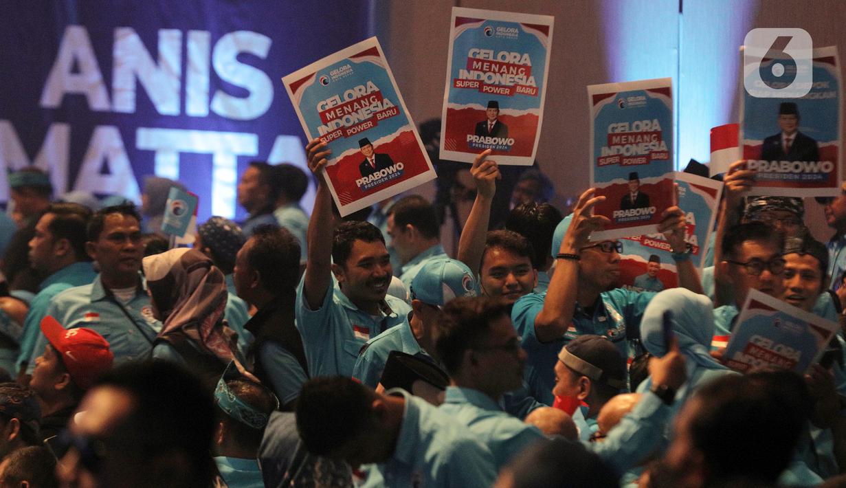 Beberapa dari mereka juga membawa spanduk panjang. Di spanduk itu terpampang muka Prabowo Subianto dengan tulisan 'Man of The Moment'. (merdeka.com/Imam Buhori)