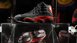 Jordan mengenakan sepatu Bred Air Jordan 13s di Game 2 Final NBA 1998 menuju gelar kejuaraan NBA keenam dan terakhirnya. (Photo by TIMOTHY A. CLARY / AFP)