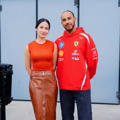 Pevita Pearce semakin menunjukkan ketertarikannya dengan dunia balap mobil. Tak hanya nonton balapan F1 di kursi terdepan, ia berkesempatan bertemu sang idola, Lewis Hamilton [@pevpearce]