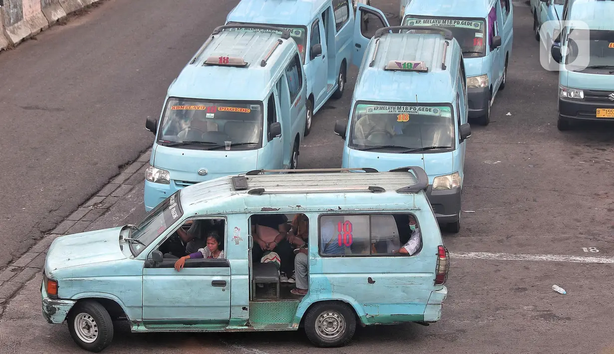 Angkutan kota membawa penumpang di kawasan Jakarta, Minggu (4/9/2022). Organisasi Angkutan Darat (Organda) merespons kenaikan harga bahan bakar minyak (BBM). Kenaikan harga BBM berdampak pada operasional sehingga menyebabkan kenaikan tarif angkutan umum. Kenaikan tarif tersebut kisaran 25 persen sampai dengan 35 persen. (Liputan6.com/Angga Yuniar)