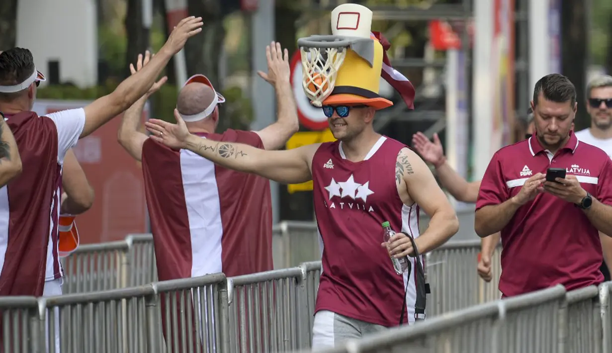 Ribuan suporter dengan atribut Latvia sudah berdatangan sejak pukul 14.30 WIB. Rata-rata mereka tiba dengan kelompok kecil yang terdiri dari lima hingga 10 orang. (BAY ISMOYO/AFP)