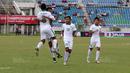 Pemain Timnas Indonesia U-19, merayakan gol yang dicetak oleh Rafli Mursalim ke gawang Myanmar pada laga Piala AFF U-18 di Stadion Thuwunna, Minggu (17/9/2017). Indonesia menang 7-1 atas Myanmar. (Liputan6.com/Yoppy Renato)