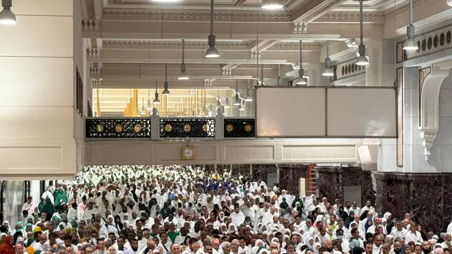 Kepadatan di Masjidil Haram, Makkah. Jemaah haji diimbau sholat di masjid sekitar hotel.