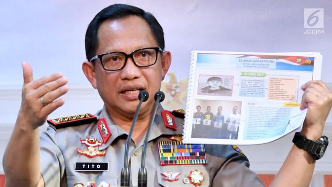Kapolri Jenderal Tito Karnavian menunjukkan sketsa tersangka kasus penyerangan Novel Baswedan usai pertemuan tertutup dengan Presiden Jokowi di Istana, Jakarta, Senin (31/7). Polri akan membentuk tim gabungan Polri-KPK (Laily Rachev/Biro Pers Setpres)