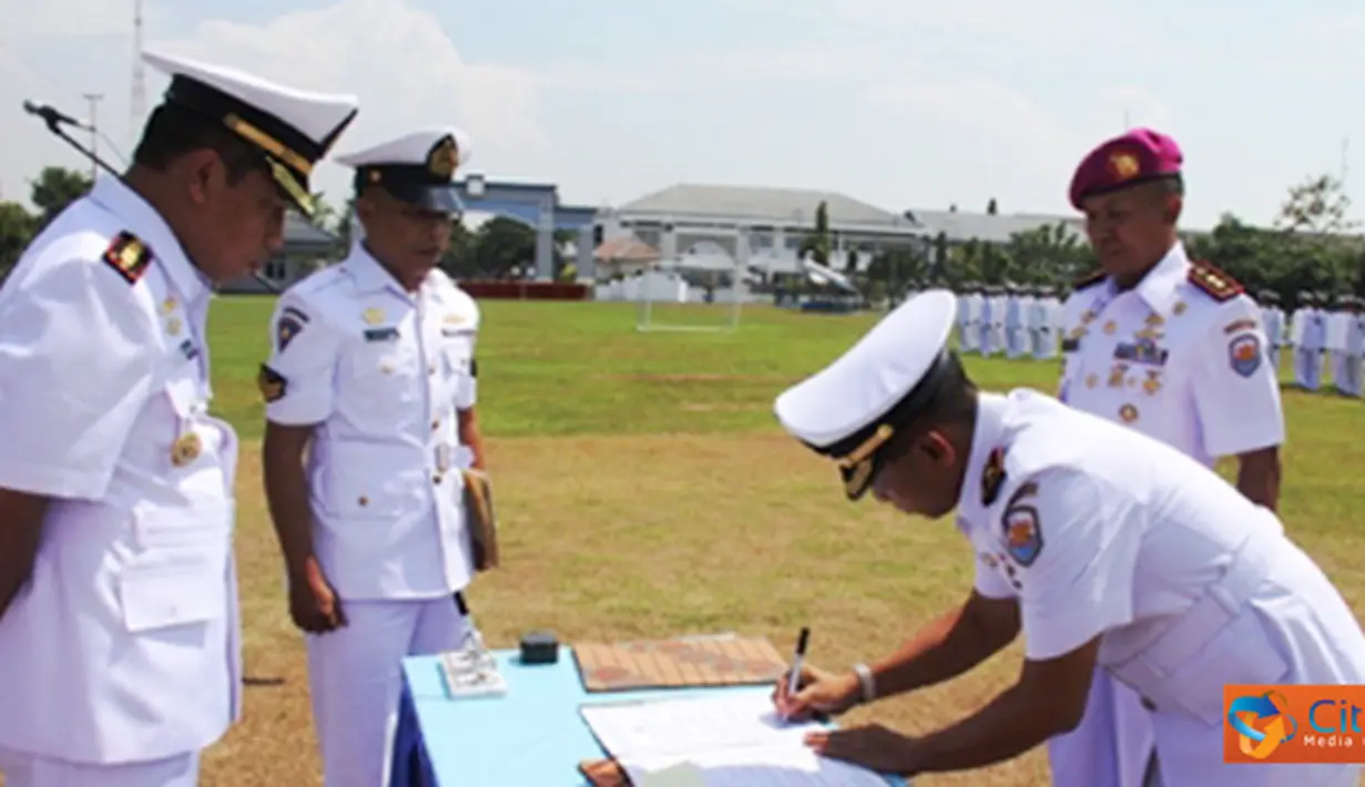 Citizen6, Surabaya: Dan Kolatarmatim Kolonel Laut (P) Budhiyanto mengukuhkan dua jabatan strategis di jajaran Kolatarmatim yang berlangsung di Lapangan Kolatarmatim Ujung Surabaya, Kamis (21/6). (Pengirim: Sandhy Yudha)