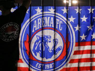 Meninggalnya ratusan suporter Arema FC dalam insiden di Stadion Kanjuruhan membuat sejumlah kelompok suporter dan para pecinta sepak bola di Indonesia melakukan aksi belasungkawa dan doa bersama di kawasan Stadion Utama Gelora Bung Karno, Jakarta, Minggu (2/10/2022). (Bola.com/Bagaskara Lazuardi)