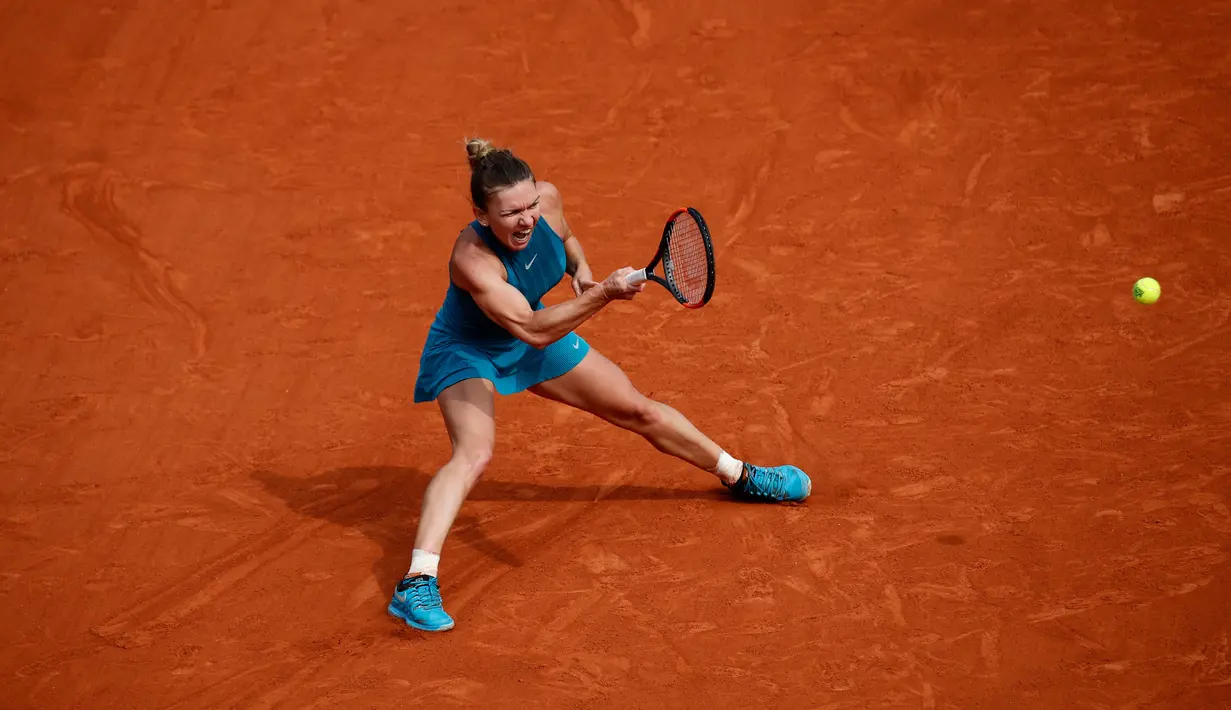 Petenis Rumania, Simona Halep mengembalikan bola ke arah petenis AS, Sloane Stephens pada babak final Prancis Terbuka 2018 di stadion Roland Garros, Sabtu (9/6). Halep mengalahkan unggulan ke-10 asal Amerika Serikat dalam tiga set. (AP/Christophe Ena)
