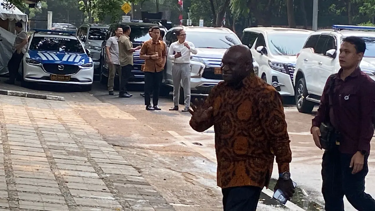 Natalius Pigai hadir di Kertanegara saat Prabowo Subianto memanggil calon menteri di kabinet mendatang.
