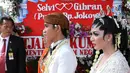 Gibran dan Selvi berjalan beriringan usai akad nikah. (Galih W. Satria/Bintang.com)