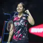 Pebulu tangkis tunggal putri Indonesia, Ester Nurumi Tri Wardoyo berpose merayakan kemenangan atas wakil Jepang, Nozomi Okuhara pada laga babak 32 besar Indonesia Open 2024 di Istora Senayan, Jakarta, Selasa (4/6/2024). Ester Nurumi Tri Wardoyo menang dua game langsung 21-17, 21-16. (Bola.com/M Iqbal Ichsan)