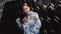 Sering tampil anggun, Bunga Cirta Lestari ini juga bisa tampil swag dan keren saat pakai jaket denim. Terlebih, dengan makeup tipis pelantun lagu Karena Kucinta Kau ini tampak makin memesona.  (Liputan6.com/IG/@bclsinclair)