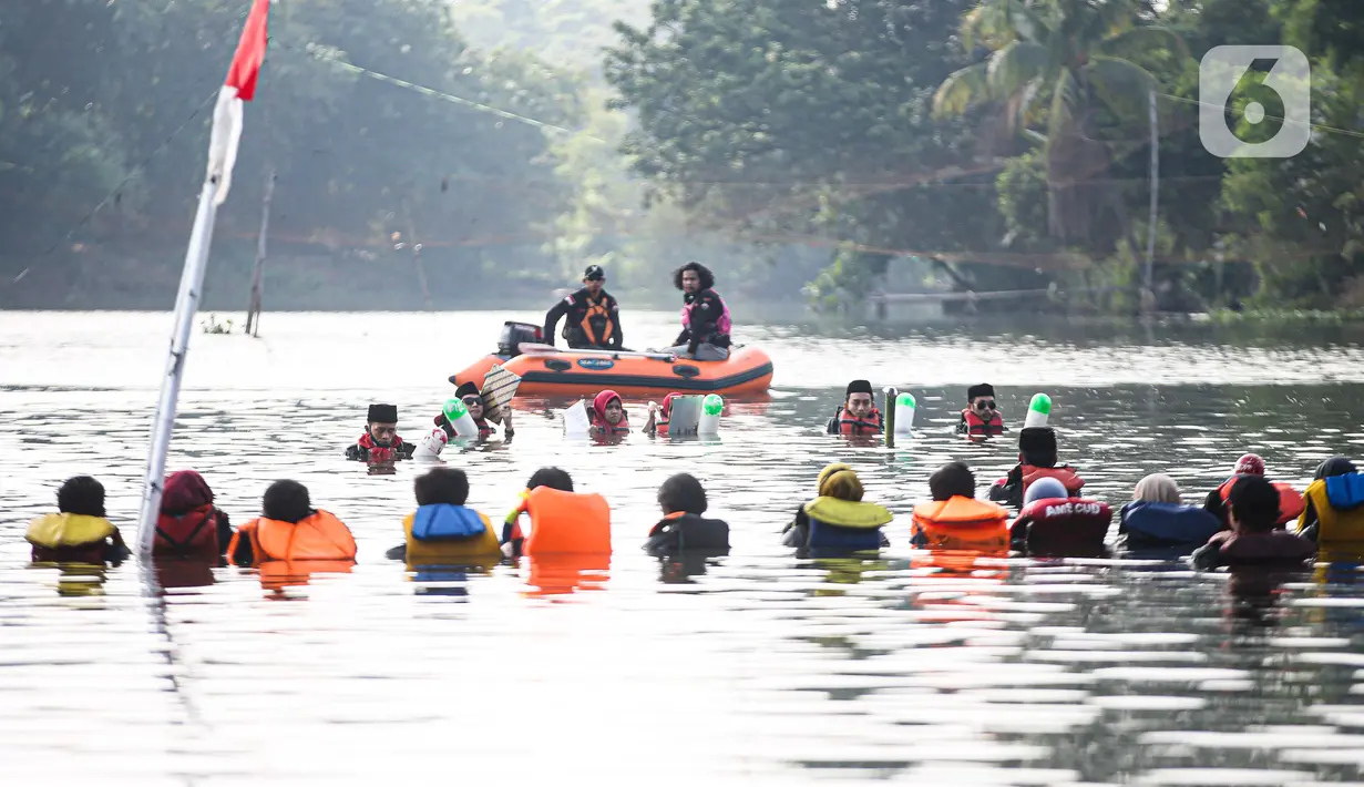 Peserta mengikuti Upacara Peringatan HUT ke-75 RI di Situ Tujuh Muara Pamulang, Tangerang Selatan, Senin (17/8/2020). Upacara yang diikuti ratusan aktivis lingkungan hidup dan juga organisasi kepemudaan itu bertujuan agar pemerintah terus menjaga keberadaan situ. (Liputan6.com/Faizal Fanani)