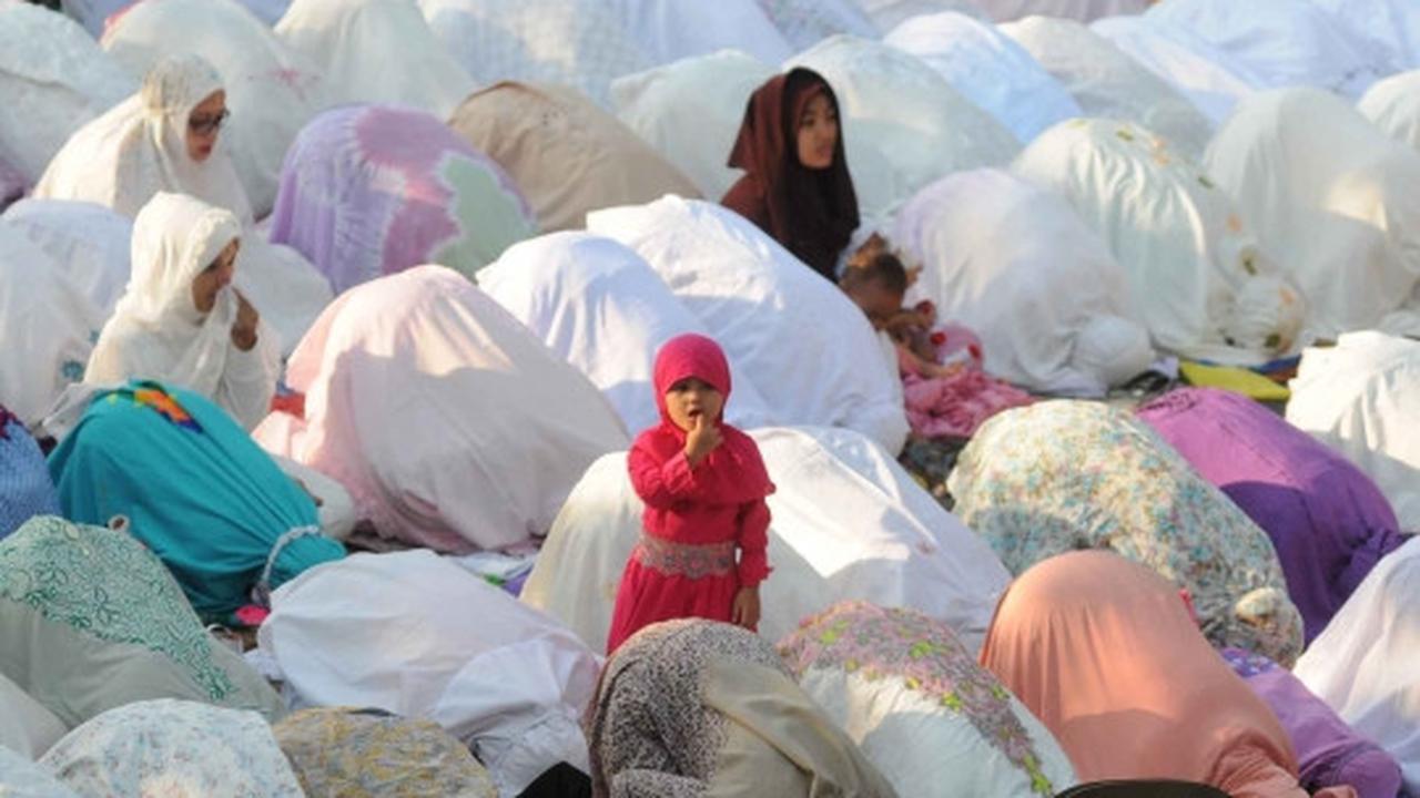 Warga Ibu Kota laksanakan salat Idul Adha di Jalan Salemba