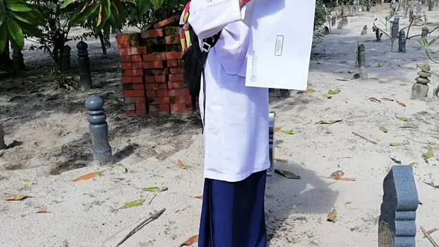 Thaniah Aqila Menangis di Depan Makam Sang Ibunda