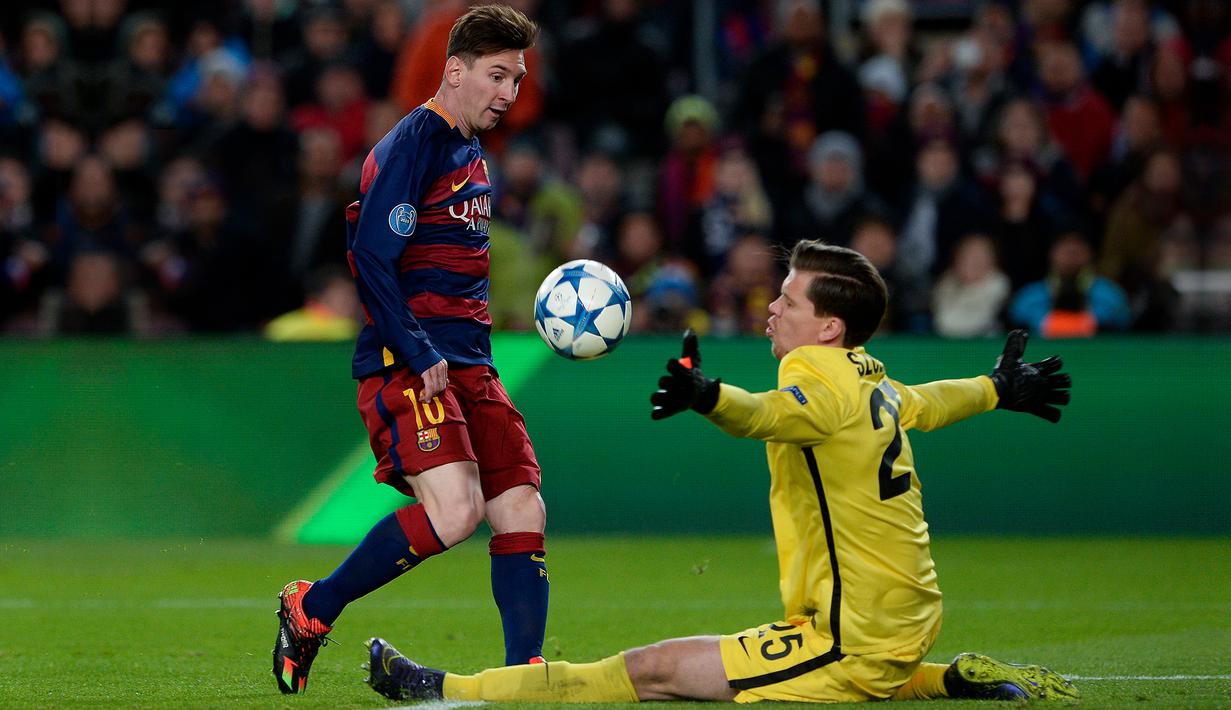 Penyerang Barcelona, Lionel Messi (kiri) berusaha melewati kiper AS Roma, Wojciech Szczesny pada  laga Grup E Liga Champions di Camp Nou, Spanyol, Rabu (25/11). Barcelona menang telak atas AS Roma dengan skor 6-1. (AFP PHOTO/JOSEP LAGO)