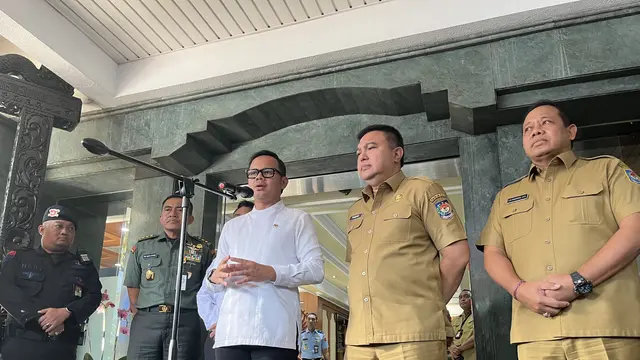 Wakil Menteri Dalam Negeri Bima Arya saat jumpa pers di Kantor Kementerian Dalam Negeri, Jakarta, Senin (16/6/2025) (Liputan6.com/Muhammad Radityo Priyasmoro)