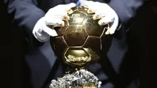 Ballon d'Or merupakan penghargaan untuk individu yang mampu tampil gemilang untuk klub maupun negaranya dalam satu musim. Trofi Ballon d'Or sendiri merupakan trofi individu termahal di dunia yaitu  600 ribu dolar AS atau setara Rp8,6 miliar. (Foto: AFP/Fabrice Coffrini)
