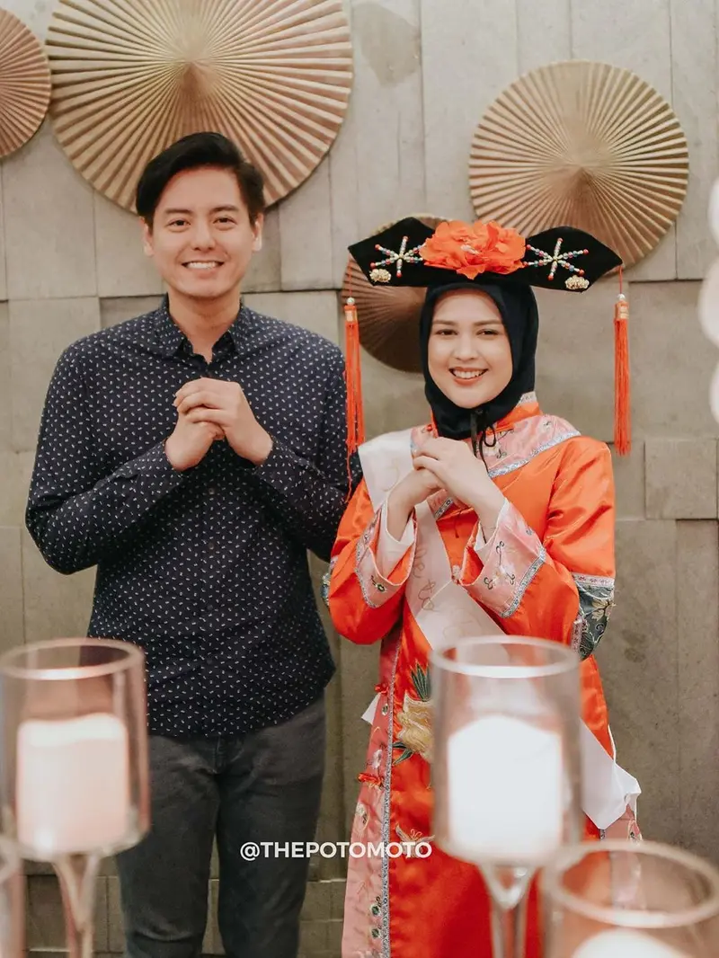 8 Momen Hangat Bridal Shower Cut Meyriska dan Roger Danuarta Bersama Sahabat