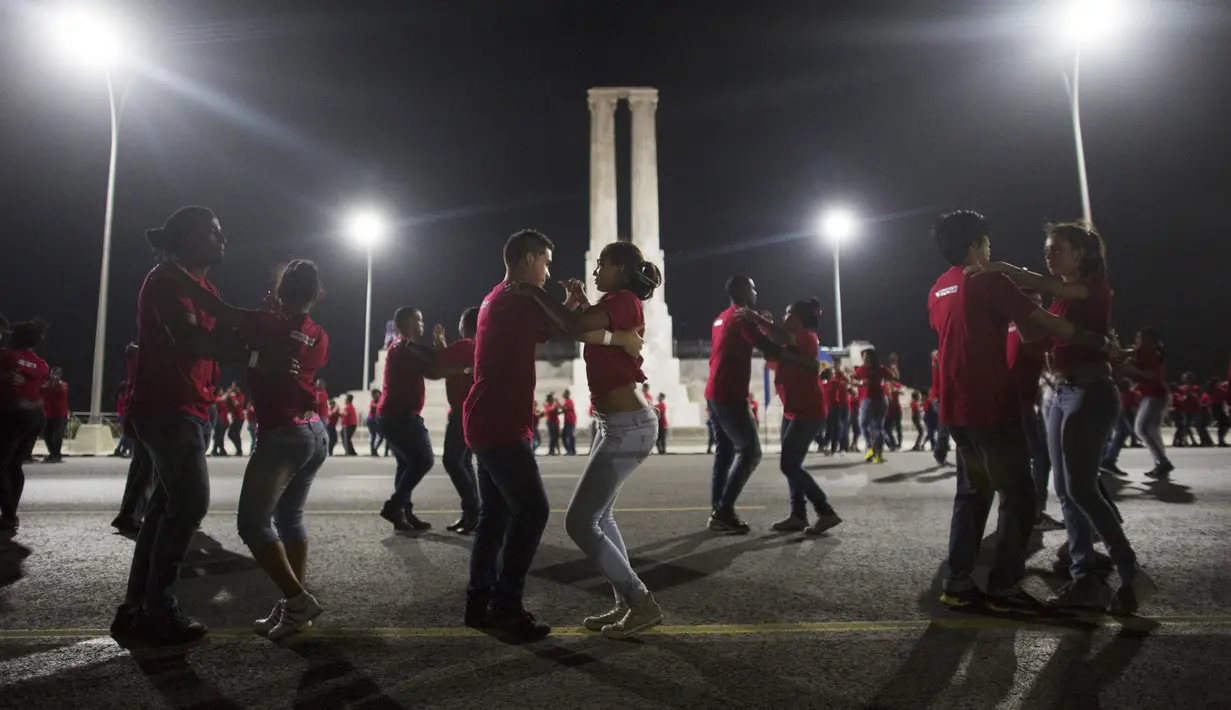 Ribuan Penari menari bersama untuk memecahkan rekor dunia untuk peserta terbanyak menari " rueda de casino " di Havana, Kuba, (25/11). Tarian ini dilakukan secara berpasang - pasangan. (REUTERS/Alexandre Meneghini)