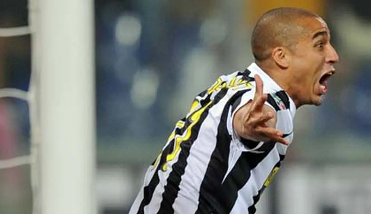 Selebrasi striker Juventus, David Trezeguet seusai mencetak gol penyeimbang kedudukan ke gawang Genoa dalam lanjutan Serie A yang digelar di Luigi Ferraris Stadium, 24 September 2009. Hasil akhir 2-2. AFP PHOTO/ ALBERTO PIZZOLI 