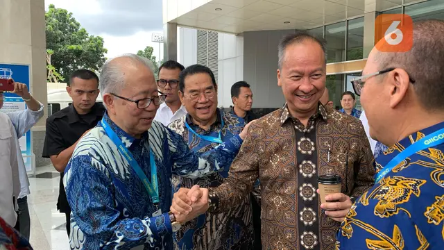 Menperin Agus Gumiwang berpamitan denga Ketua GAIKINDO, Yohannes Nangoi di Giicomvec 2024. (Khizbulloh Huda/Liputan6.com)