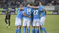 Napoli merayakan gol yang dicetak Alessandro Buongiorno pada laga kontra Cagliari di laga giornata keempat Serie A Liga Italia, Minggu (15/9/2024) tengah malam WIB. (Gianluca Zuddas/LaPresse via AP)