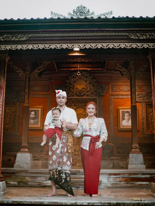 Keluarga Siti Badriah dan Krisjiana jalani pemotretan pakai busana khas Bali. @sitibadriah.