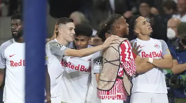 Gelandang RB Salzburg, Noah Okafor (kanan) berselebrasi usai mencetak gol ke gawang Wolfsburg pada pertandingan Grup G Liga Champions di stadion Salzburg, Austria, Rabu  (20/10/2021). Okafor mencetak dua gol dan mengantar Salzburg menang atas Wolfsburg 3-1. (AP Photo/Matthias Schrader)