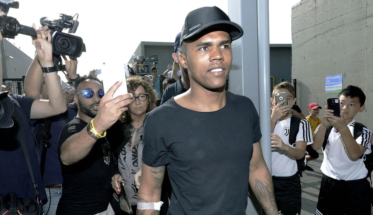 Gelandang Bayern Munchen, Douglas Costa, menjalani tes medis bersama Juventus di Juventus Medical Center, Turin, Rabu (12/7/2017). (AFP/Massimo Pinca)