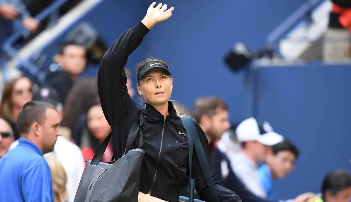 Petenis Rusia Maria Sharapova menyapa pengemarnya usai bertanding melawan Anastasija Sevastova dari Latvia di babak keempat grand slam AS Terbuka 2017 di New York (3/9). Sevastova menang 5-7, 6-4, 6-2 atas Sharapova. (AFP Photo/Eduardo Munoz Alvarez)