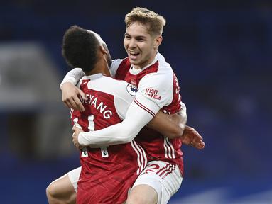 Gelandang Arsenal, Emile Smith Rowe (kanan) melakukan selebrasi bersama Pierre-Emerick Aubameyang usai mencetak gol ke gawang Chelsea dalam laga lanjutan Liga Inggris 2020/2021 pekan ke-35 di Stamford Bridge, London, Rabu (12/5/2021). Arsenal menang 1-0 atas Chelsea. (AP/Shaun Botterill/Pool)