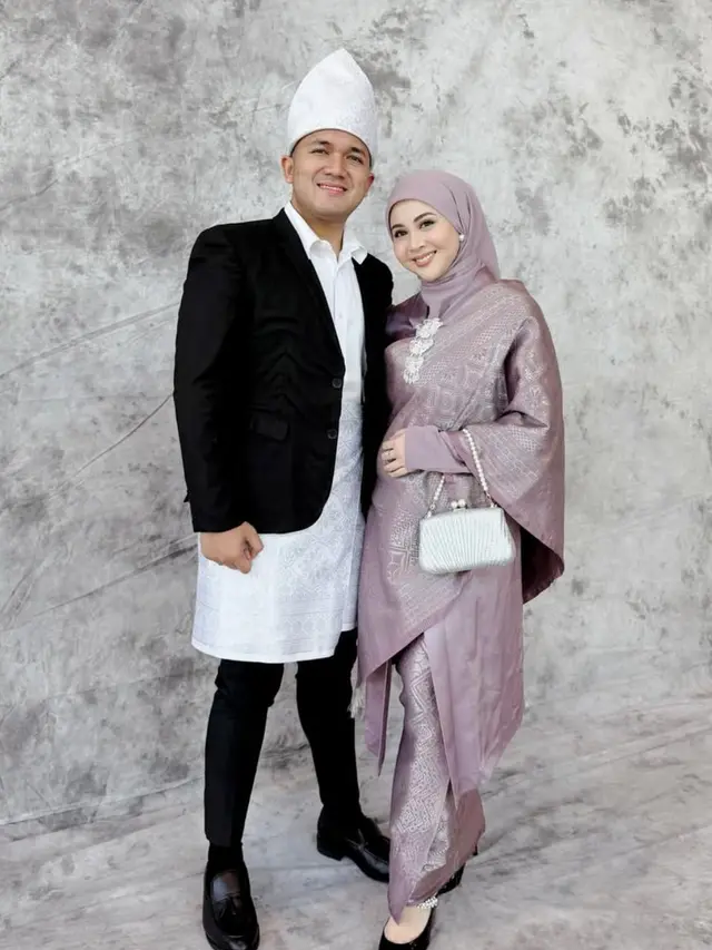 Kesha Ratuliu saat Jadi Bridesmaids pakai songket. [@kesharatuliu05]