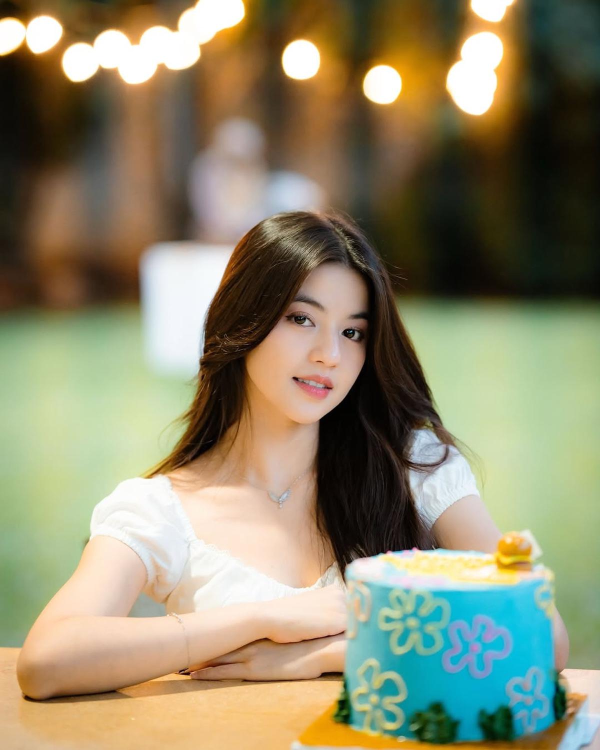 Potret Vonny Felicia YouTuber Cantik dengan Outfit Putih yang Bikin Makin Bening dan Klepek-Klepek