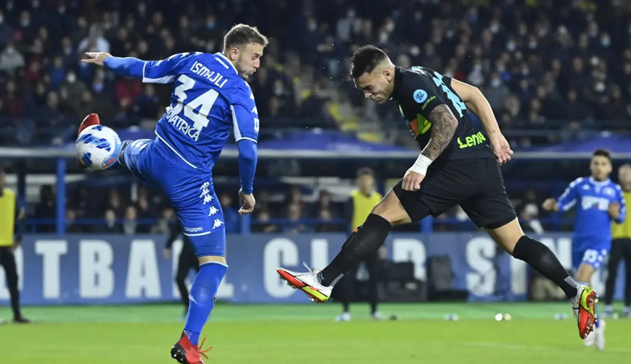 Pemain Inter Milan Lautaro Martinez (kanan) menantang pemain Empoli Ardian Ismajli pada pertandingan Serie A Liga Italia di Stadion Carlo-Castellani, Empoli, Italia, 27 Oktober 2021. Inter Milan menang 2-0. (Alberto PIZZOLI/AFP)