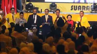 Presiden Jokowi, Ketum PDIP Megawati Soekarnoputri, Ketum Partai Nasdem Surya Paloh, Ketum Golkar, Airlangga Hartarto dan Ketum PKB, Muhaimin Iskandar berfoto bersama saat HUT ke-54 Partai Golkar di Jakarta, Minggu (21/10). (Liputan6.com/Angga Yuniar)