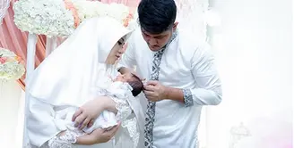 Pasangan selebriti Ryana Dea dan Puadin Redi baru saja menggelar aqiqah pada anak pertamanya. Acara berlangsung Minggu (3/12/2017) di kawasan Krangan Bekasi. (Instagram/ryana_dea)