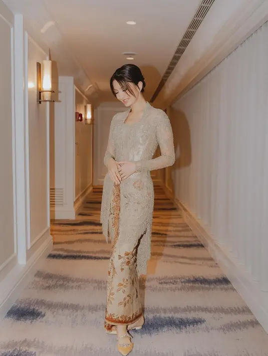 <p>Raline Shah memang memiliki pesona yang tak main-main. Penampilannya berkebaya di sini juga patut disimak. Ia mengenakan kebaya kutu baru bernuansa abu-abu yang penuh payet, dipadu kain wastra bernuansa kuning yang serasi. [Foto: Instagram/ralineshah]</p>