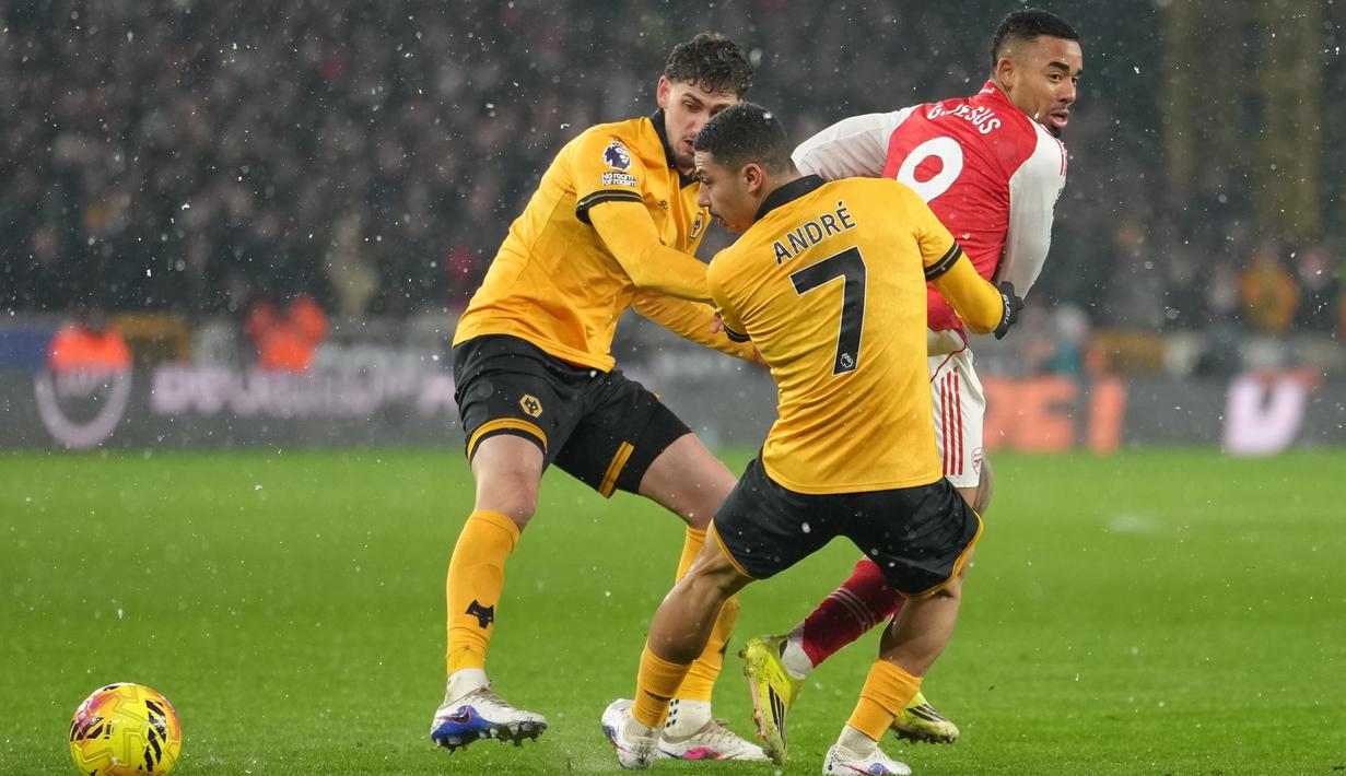 Dengan 58 poin, Arsenal masih unggul lima poin atas Manchester City, tetapi sang juara bertahan masih memiliki satu laga dan pertemuan langsung di Etihad Stadium. Keunggulan klasemen kini terasa rapuh.