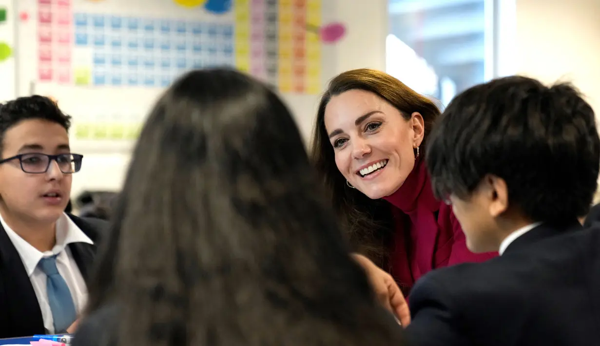 Kate Middleton, Duchess of Cambridge, berinteraksi dengan siswa selama kunjungan ke Nower Hill High School di Harrow, London utara (24/11/2021). Ia mengikuti pelajaran sains yang mempelajari ilmu saraf dan pentingnya perkembangan anak usia dini bersama para siswa. (AFP/Pool/Kirsty Wigglesworth)