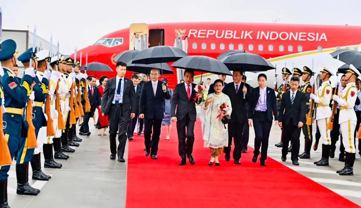 Momen lainnya Ibu Iriana mendampingi Pak Presiden. Pose menggemaskan ketika Pak Jokowi yang membawa payung hitam juga berusaha memayungi Ibu Iriana. Ibu Iriana tampil anggun mengenakan kebaya putih panjang, yang dipadunya dengan kain batik sebagai rok. [Foto: Instagram/jokowi]