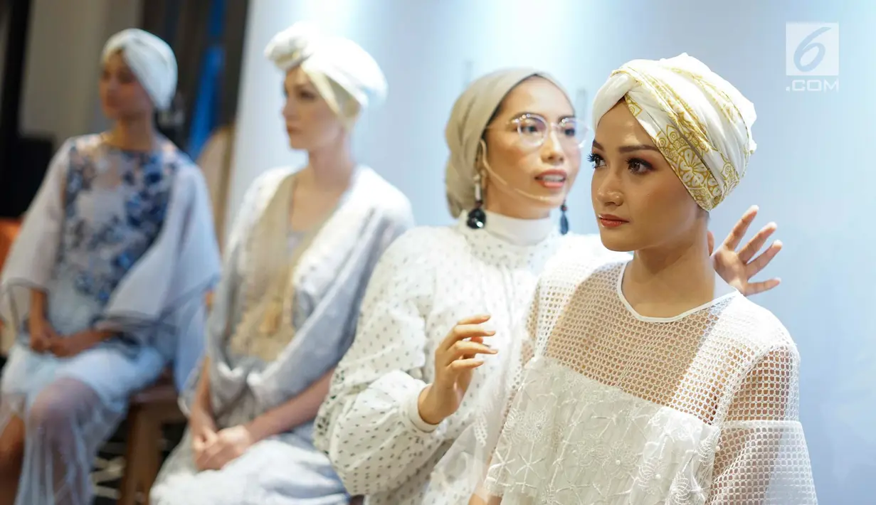 Model mengenakan busana rancangan Pedro dalam acara bertajuk Glamazing Ramadan Event di Jakarta, Sabtu (25/5/2019). Tas dan sepatu koleksi Ramadan Capsule PEDRO memancarkan budaya Islam yang dinamis menggunakan metal stud dan detail irisdescent. (Liputan6.com/Immanuel Antonius)