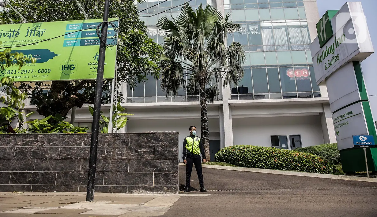 Satpam melakukan pengamanan di sekitar Hotel Holiday Inn, Gajah Mada, Jakarta, Minggu (25/4/2021). Satgas Penanganan COVID-19 menyiapkan Hotel Holiday Inn sebagai tempat karantina bagi 141 WNA khususnya asal India yang negatif COVID-19 untuk dipantau 14 hari ke depan. (Liputan6.com/Faizal Fanani)