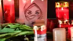 Gambar seorang wanita terlihat di antara lilin dan bunga saat berkabung untuk para korban penembakan brutal di Hanau, Jerman, Kamis (20/2/2020). Penembakan yang terjadi di dua bar shisha Kota Hanau menewaskan sembilan orang dan melukai sejumlah orang lainnya. (AP Photo/Martin Meissner)