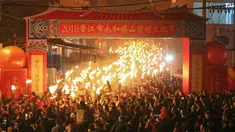 Ratusan warga memegang obor mengikuti parade untuk berdoa semoga berhasil di tahun baru saat sebuah festival obor di Jinjiang di provinsi Fujian, China timur (24/2). (AFP Photo)