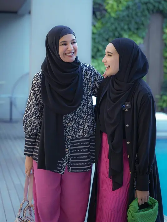 <p>Sering menggunakan busana warna senada, kali ini Shireen dan Zaskia kompak dengan hitam-pink. Shireen menggunakan celana pink dengan kemeja hitam bermotif sedangkan Zaskia memakai rok lengkap dengan tunic button up. [Instagram/zaskiasungkar15] Penulis: Mufiidaanaiilaa Alifah S.</p>