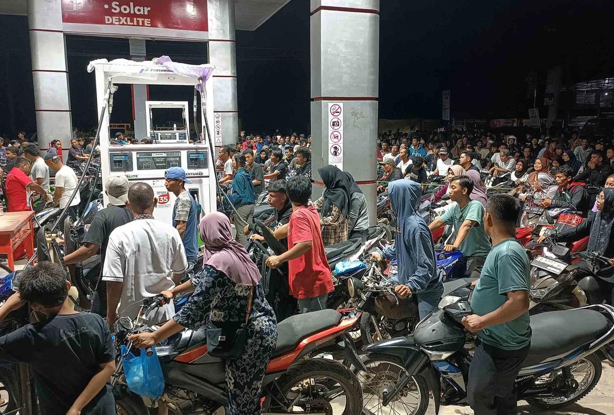 FOTO: Antrean Panjang BBM Warnai Pemulihan Pascabanjir di Sumut dan Aceh