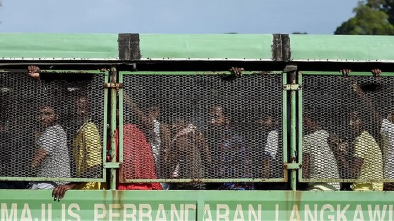 Puluhan pengungsi Rohingya naik ke dalam truk ketika tiba di pangkalan angkatan laut di Langkawi untuk dipindahkan ke pusat imigrasi (AFP)