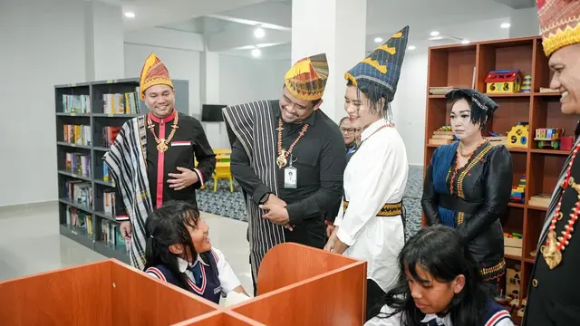 Gaya Serasi Bobby Nasution dan Kahiyang Ayu Resmikan Gedung Perpustakan, Padukan Busana Ngantor Hitam Putih dengan Ulos