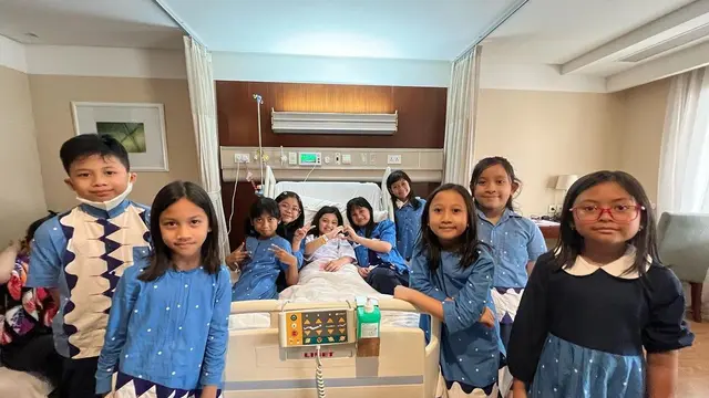 Jatuh dari Ketinggian 2 Meter, Ini 6 Potret Arsy Hermansyah Dijenguk Sahabatnya