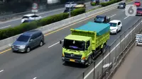 Sejumlah truk melintas di jalan tol di kawasan Jakarta, Senin (19/12/2022). Pemerintah akan membatasi pergerakan angkutan barang bagi truk-truk besar baik yang melewati jalan tol atau jalan arteri pada masa libur Natal 2022 dan Tahun Baru 2023 (Nataru). (Liputan6.com/Angga Yuniar)